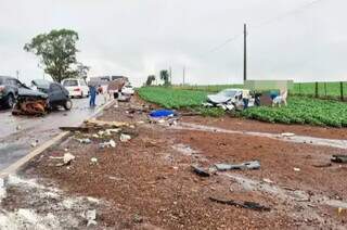 Carros ficaram destruídos e destroços espalhados na rodovia (Foto: Ponta Porã News)