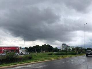 Nuvem escura e asfalto molhado nesta segunda-feira, em Campo Grande (Foto: Jairton Bezerra Costa)