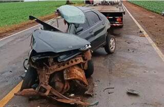 Fiat Palio rachou no meio (Foto: Ponta Porã News)