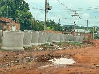 Manilhas indicam início das obras de asfalto (Foto: Marcos Maluf) 