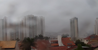 Céu da Capital com chuva na manhã desta segunda-feira (Foto: Direto das Ruas)