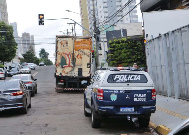 Equipe da Polícia Militar e caminhão que causou o acidente (Foto: Paulo Francis)