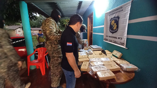 Pacotes de cocaína foram localizados em quarto de residência. (Foto: Reprodução/Ultima Hora)