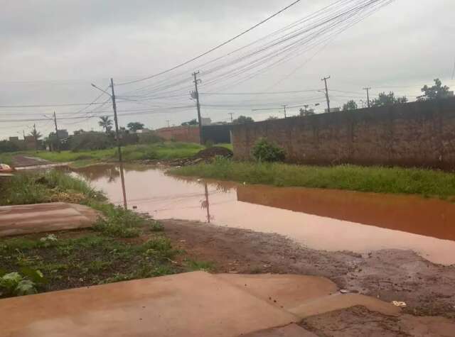 &ldquo;Tive que arrumar um barco para andar&rdquo;, ironiza moradora sobre rua alagada 