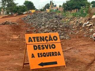 Obra em uma das ruas da comunidade (Foto: Marcos Maluf)