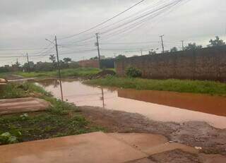 Rua Mathias Henrique Alle, no Bairro Bom Retiro, alagada (Foto: Direto das Ruas)