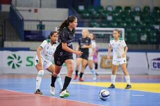 Jogadora do DEC na Taça Brasil Sub-17 conduzindo bola no Guanandizão (Foto: @soanovfotografias)