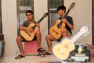 Com apenas 10 e 13 anos, Elias e Artur tocam música erudita com maestria (Foto: Juliano Almeida)