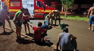 Feridos em briga quando eram atendidos por bombeiros (Foto: Sidnei Bronka)