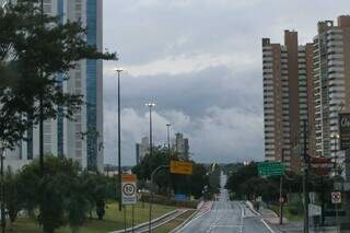 Vista do céu a partir da Avenida Afonso Pena, em Campo Grande (Foto: Marcos Maluf)