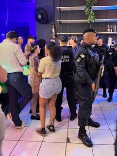 Policiais militares dentro do Má Donna Bar (Foto: Direto das Ruas)