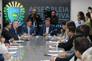 Governador Eduardo Riedel participa de reunião na Alems (Foto: Osmar Veiga)