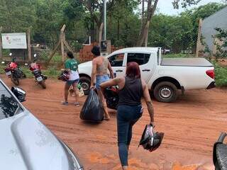 Familiares compareceram à comunidade após a notícia da operação; internos deixaram o local levando pertences em sacos