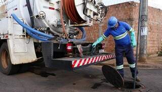 Funcionário da Águas Guariroba trabalhando na manutenção da tubulação de esgoto na Capital (Foto: Arquivo/Campo Grande News)