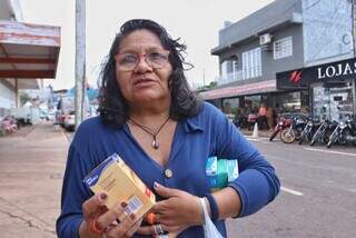 Depois de horas, dona Rita conseguiu levar uma caixa de Diosmin para a sobrinha (Foto: Paulo Francis)