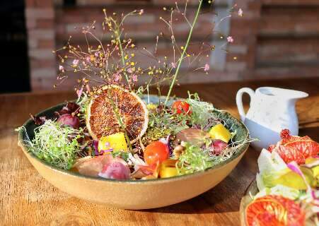 Salada florida é chance de sair do básico e inovar na ceia de Natal 