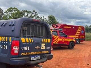 PRF e Militares do Corpo de Bombeiros no local onde o caso aconteceu (Foto: Nova News)