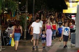 Movimento na Rua 14 de Julho em época de compras para o Natal (Foto: Alex Machado/Arquivo)