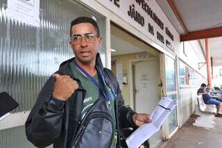 Valdeci Queiroz ficou mais de 2h30 para conseguir o remédio, após meses de espera (Foto: Paulo Francis)