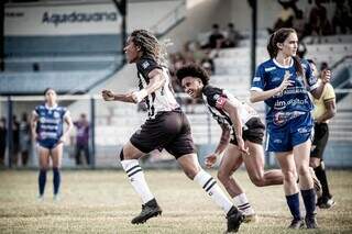 A zagueira Tânia Maranhão comemora gol da vitória operariana, marcado nos acréscimos. (Foto: Vinícius Eduardo/FFMS)