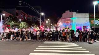 Público em frente ao bar na Rua 14 de julho, esquina com a Rua Maracaju (Foto: Direto das Ruas)