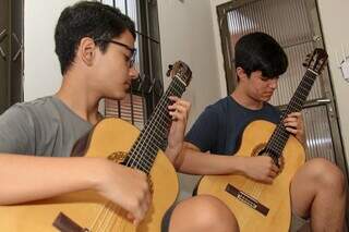 Seguindo legado dos pais, Artur e Elias brilham tocando viol&atilde;o