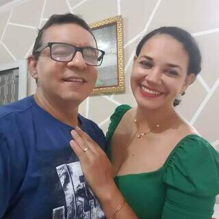 Sebastião e sua esposa, Juliana, que também luta pela conscientização sobre a doação de órgãos (Foto: Arquivo pessoal).