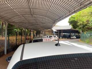 Táxis estacionados em frente à rodoviária onde homem foi pego tentando fugir (Foto: Clara Farias)