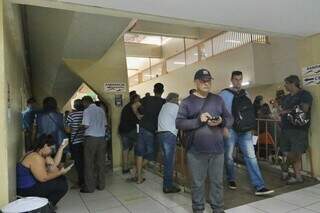 Pacientes aguardaram por horas em fila improvisada próxima à farmácia do CEM (Foto: Paulo Francis)