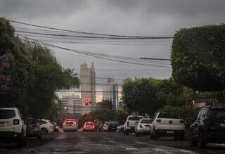 Tempo fechado na Rua Antônio Maria Coelho em Campo Grande (Foto: Juliano Almeida)