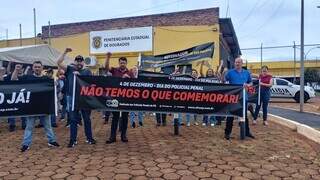 Policiais panais durante ato em Dourados (Foto: Leandro Holsbach)