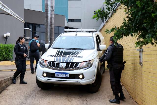 M&atilde;e de Sophia chega ao F&oacute;rum para julgamento pela morte da menina