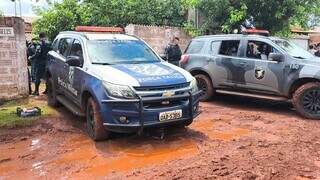 Viaturas na casa onde ocorreu confronto, no Altos do Alvorada, em Dourados (Foto: Sidnei Bronka)