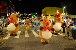 Parada natalina na Rua 14 de Julho, edição “Natal de CG é Tamanho Família&#34; de 2023 atraiu consumidores para o Centro (Foto: PMCG)