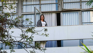 A prefeita reeleita de Campo Grande, Adriane Lopes (PP), na sacada do gabinete instalado no Paço Municipal. (Foto: Arquivo/Alex Machado)