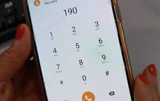 Smartphone é utilizado em ligação para o 190 (Foto: Arquivo/Caroline Maldonado)