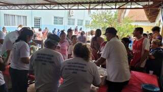 Núcleo Assistencial Ramatis oferecendo alimentação para crianças do Bairro Jardim Noroeste (Foto: Divulgação/Arquivo)