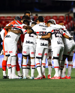 Jogadores do Tricolor Paulista se agrupam no gramado do Morumbi após derrota. (Foto: Rubens Chiri/São Paulo)