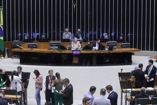 Parlamentares durante a votação da urgência dos dois textos propostos pelo governo federal. (Foto: Vinicius Loures/Câmara dos Deputados)