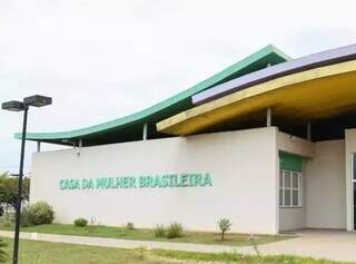 Casa da Mulher Brasileira, localizada na Rua Brasília, no Jardim Imá, em Campo Grande, é um dos locais que realizam atendimentos iniciais a vítimas de violência doméstica (Foto: Paulo Francis).