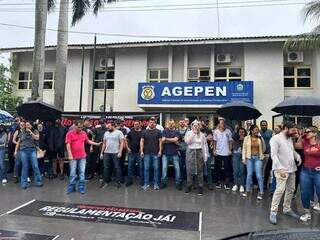 Servidores em frente à Agepen na manhã desta quarta-feira (4). (Foto: Marcos Maluf)