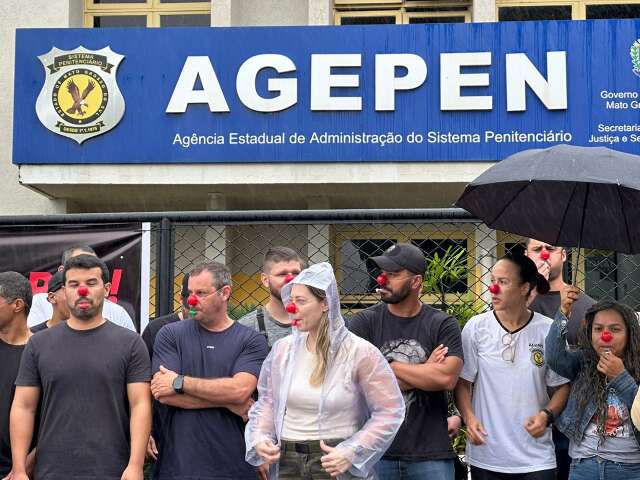 Com nariz de palha&ccedil;o, policiais penais exigem regulamenta&ccedil;&atilde;o da carreira