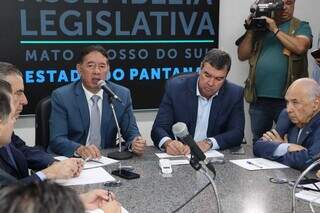 Reunião entre deputados estaduais e governador Eduardo Riedel (PSDB) ocorreu nesta terça-feira (3), na Assembleia Legislativa (Foto: Osmar Veiga) 