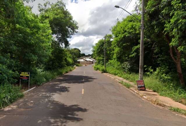 Suspeito de roubo se joga de ponte para fugir da PM, cai em riacho e acaba preso