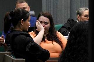 Stephanie chora durante depoimento da amiga, quando ela fala que Sophia era a força dela (Foto: Henrique Kawaminami)