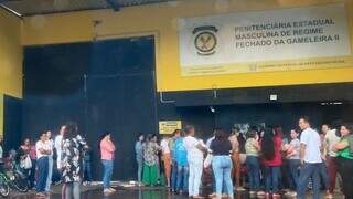 Fila de pessoas esperam em frente à Gameleira II nesta quarta-feira. (Foto: Antonio Bispo)