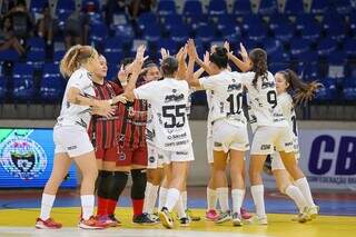 Jogadoras do DEC comemorando gol no ginásio Guanandizão (Foto: @soanovfotografias)