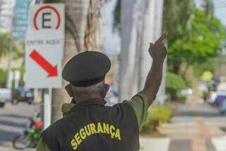 Vigia sinaliza placa nas ruas de Campo Grande. (Foto: Arquivo/Marcos Maluf)