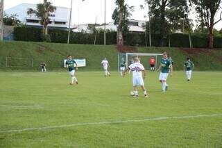 Jogador do São Paulo conduzindo bola no campo do Rádio Clube (Foto: Enryck Sena)