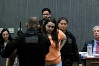 Stephanie (de camiseta laranja) é julgada por homicídio devido à omissão. (Foto: Henrique Kawaminami)